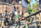 TNI Bantu Warga Bersihkan Puing Kebakaran di Matakali
